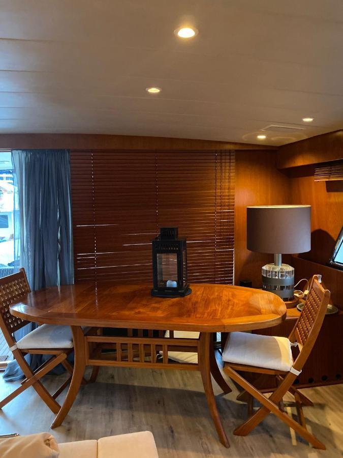 Amazing Boat To Sleep In Barcelona Hotel Sant Adrià de Besòs Kültér fotó