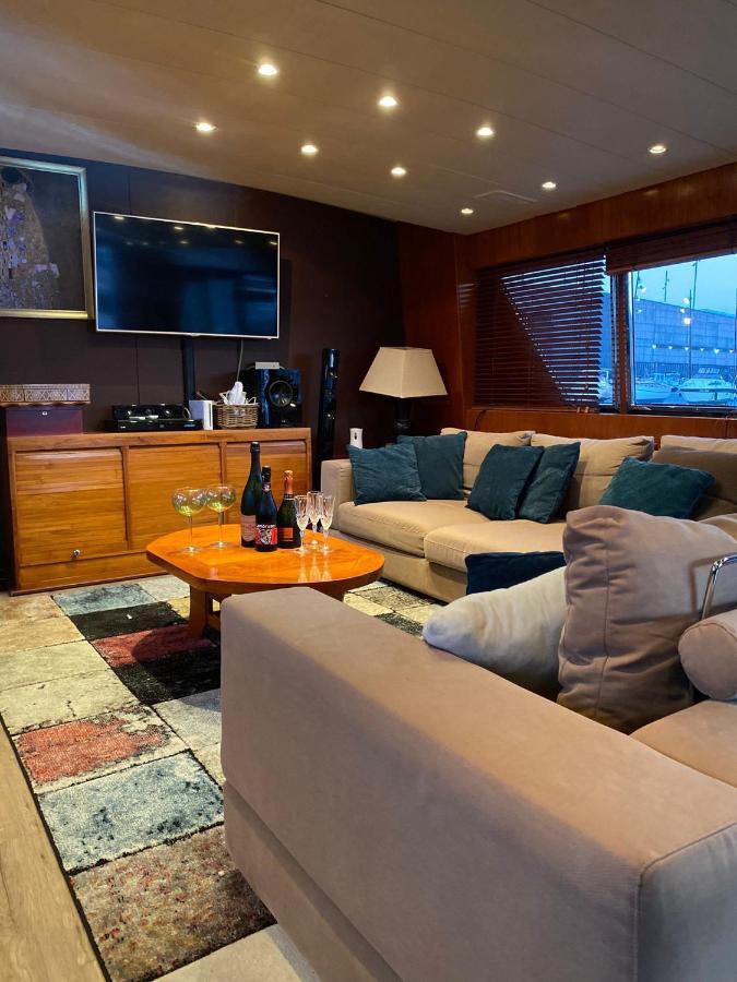 Amazing Boat To Sleep In Barcelona Hotel Sant Adrià de Besòs Kültér fotó
