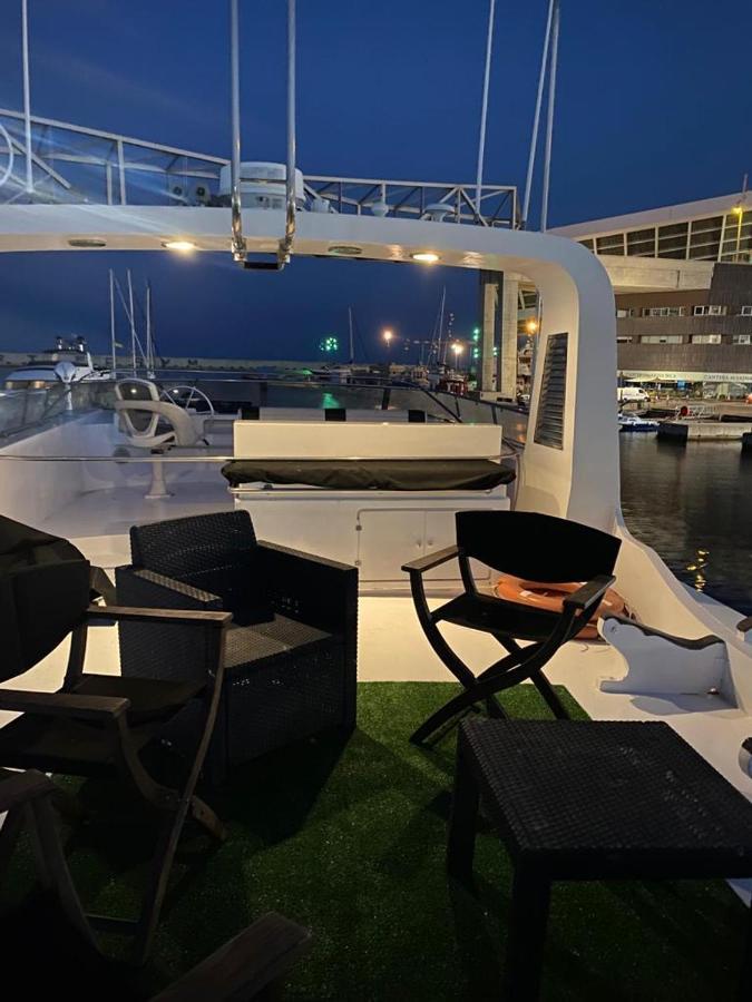 Amazing Boat To Sleep In Barcelona Hotel Sant Adrià de Besòs Kültér fotó