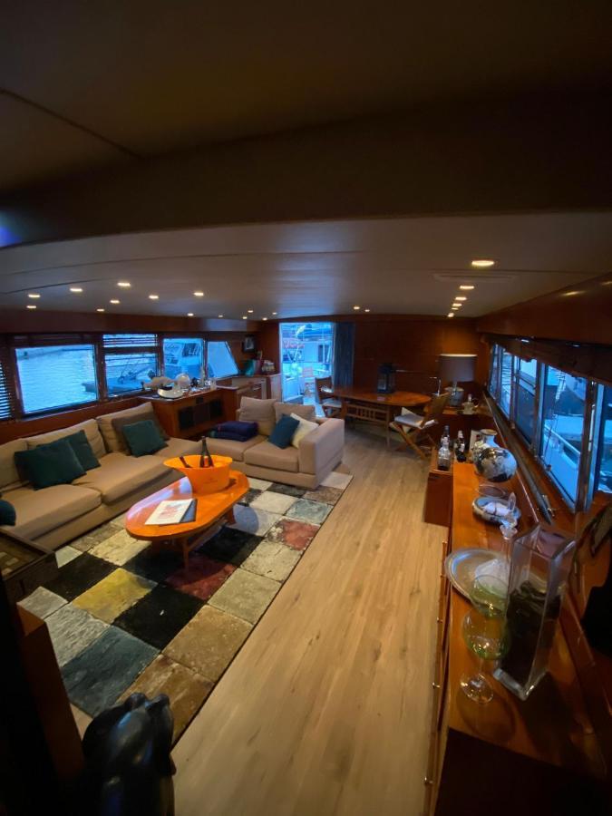 Amazing Boat To Sleep In Barcelona Hotel Sant Adrià de Besòs Kültér fotó