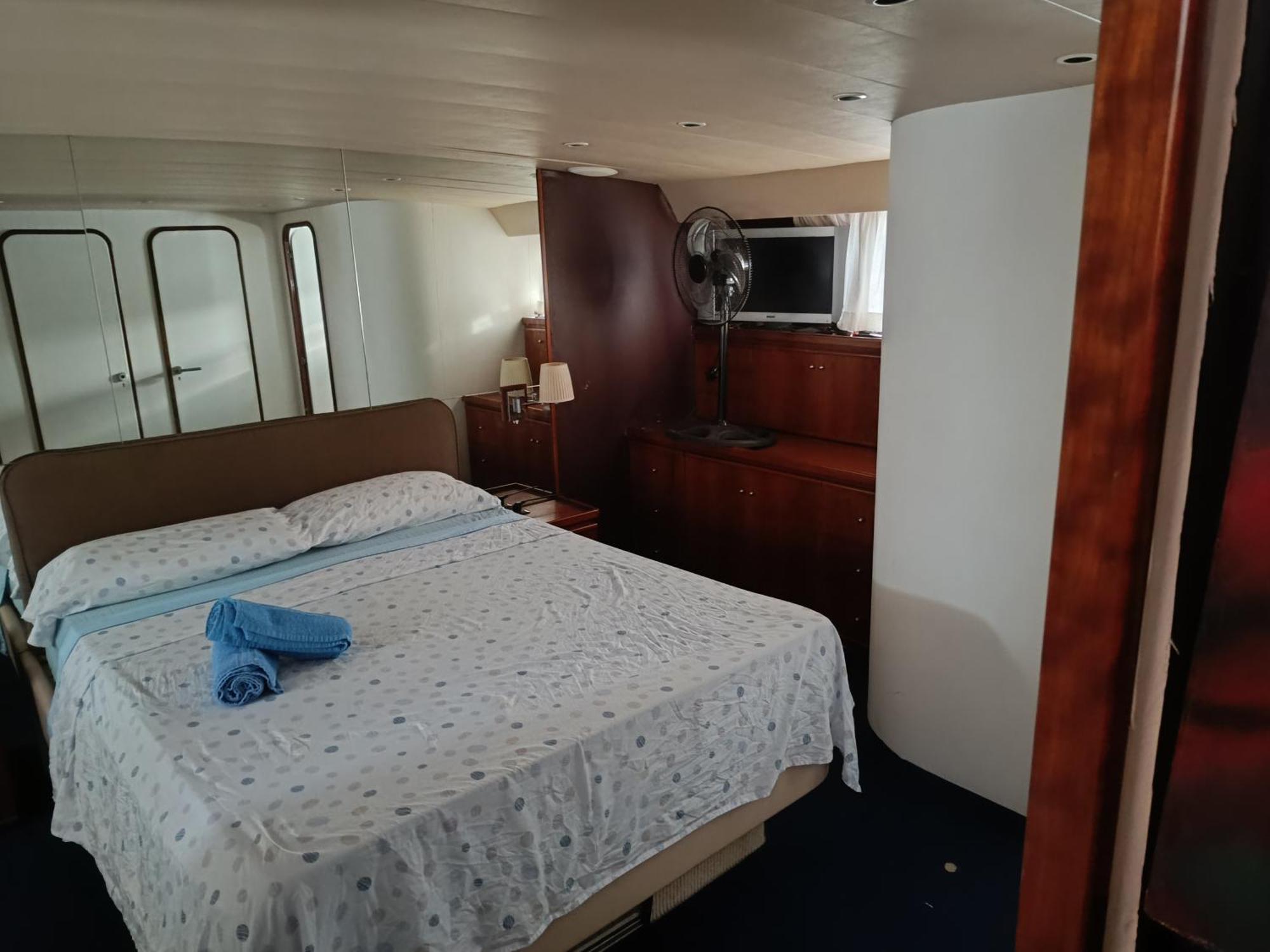 Amazing Boat To Sleep In Barcelona Hotel Sant Adrià de Besòs Kültér fotó
